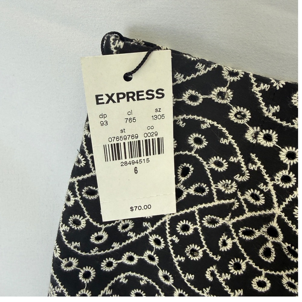 Express Black White Eyelet Embroidered Scalloped Mini Skirt Size 6 NWT Zipper - Picture 3 of 9